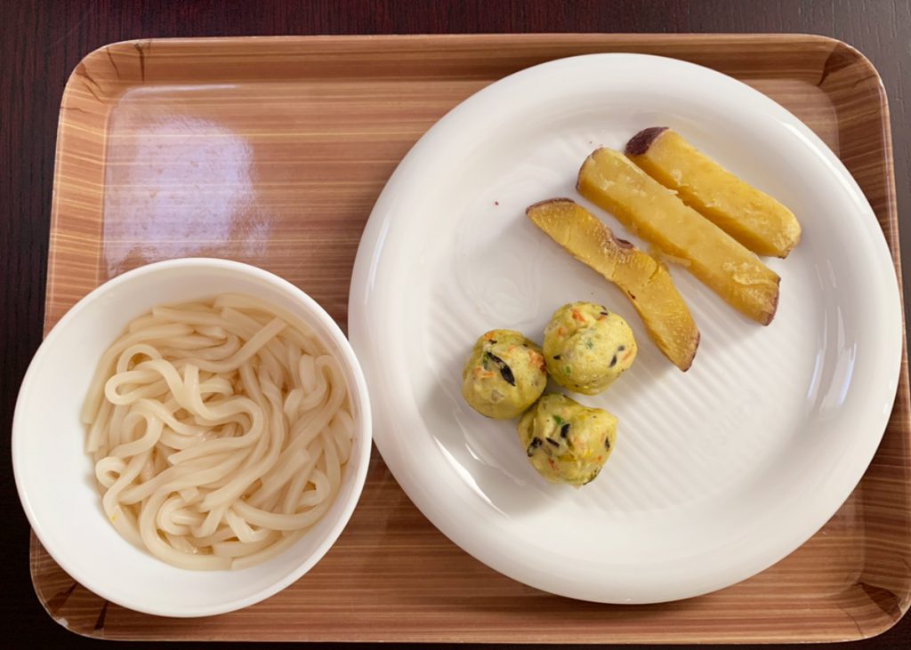 【給食例】だしうどん・豆腐と野菜のだんご・むしさつま芋